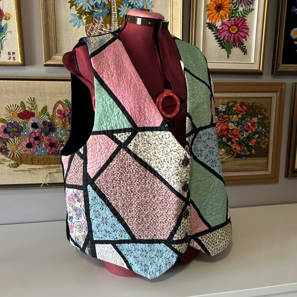 Woman’s vest. Quilt like pattern. Grandma-core. No tags. Probably Woman’s XL-XXL